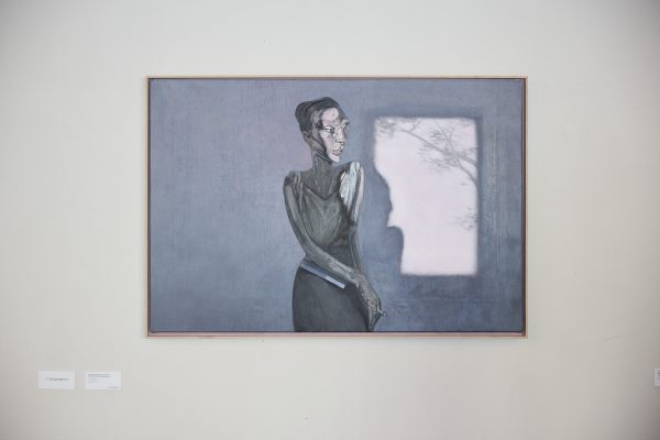 Il ritratto del lettore si aggiunge alla schiera dei ritratti di Alessandro Del Pero. Le sue rappresentazioni sono caratterizzate dalla visualizzazione di superfici frammentate e spezzate attraverso le quali si penetra l'interno del corpo. Alessandro Del Pero non esita a mostrare le imperfezioni genetiche e allo stesso tempo conferisce loro una delicata bellezza. La percezione dell'immagine cambia a seconda di come la si guarda: Da lontano il motivo è chiaramente riconoscibile, mentre da vicino si dissolve. Il palcoscenico di queste scene è un ambiente privato e chiuso - uno spazio psicologico, illuminato da una fonte di luce nascosta alla vista, che suggerisce un dentro e un fuori.