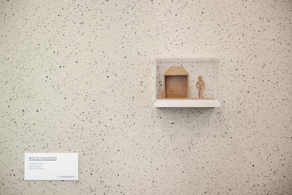 Questa piccola opera realizzata con un pezzo di pino cembro nasce dai ricordi di gioventù dell'artista. A quei tempi, la strada verso i luoghi di istruzione passava inevitabilmente per una fermata dell'autobus locale. Anche se non tutte le fermate dell'autobus avevano un recinto, era sicuramente un luogo associato alla speranza di sfuggire a una sensazione di vuoto per vedere qualcos'altro. La fermata dell'autobus rappresenta una sosta temporanea, una pausa in un processo continuo di apprendimento e comprensione.