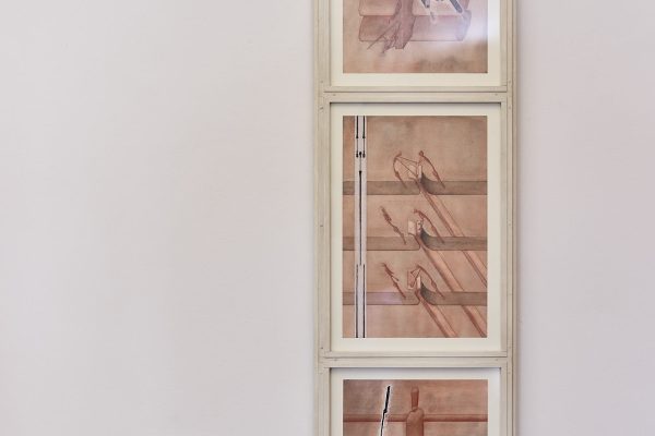 La sequenza di immagini di Niklas Heiss è incentrata sul "libro per due lettori". Il primo foglio mostra tre coppie che leggono insieme e condividono la loro realtà. La scena sottolinea che la lettura non è un'attività isolata, ma piuttosto un'attività comunicativa tra lettore, autore e compagni di lettura. La seconda immagine mostra "cacciatori, raccoglitori e agricoltori" che utilizzano le risorse naturali nella loro dipendenza reciproca. Il disegno sottostante, ispirato al Discorso della montagna, pone la questione sul potere di rimanere indifesi nel XXI secolo. Tre storie guardano al passato e al futuro dei protagonisti, ognuna delle quali è un indicatore nella comprensione delle cause e delle conseguenze del comportamento umano. Causalità e conseguenza richiedono comprensione come mediazione. La combinazione di scene di Niklas Heiss crea un compito di pensiero intellettuale, leggere significa capire.